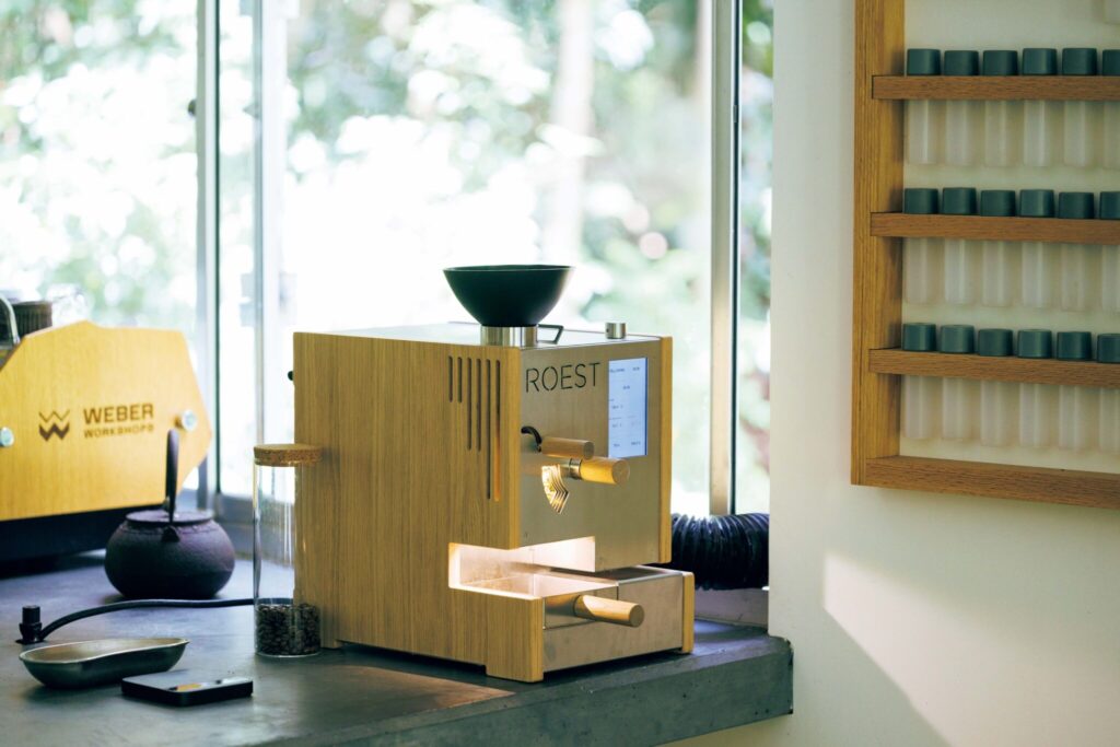 どこまでもクリーンな一杯を追い求めて。デザインエンジニア、ダグラス・ウェバーさんのコーヒーの楽しみ方。 | 〈ROEST〉のサンプルロースター
ノルウェーの熱風式焙煎機。熱風式で焙煎したコーヒーは「ロースト感が少なく、クリーン」とダグラスさん。生豆は同じ糸島市にあるロースタリー『UNIDOS』にて購入。 どこまでもクリーンな一杯を追い求めて。デザインエンジニア、ダグラス・ウェバーさんのコーヒーの楽しみ方。 | 〈ROEST〉のサンプルロースター
ノルウェーの熱風式焙煎機。熱風式で焙煎したコーヒーは「ロースト感が少なく、クリーン」とダグラスさん。生豆は同じ糸島市にあるロースタリー『UNIDOS』にて購入。
