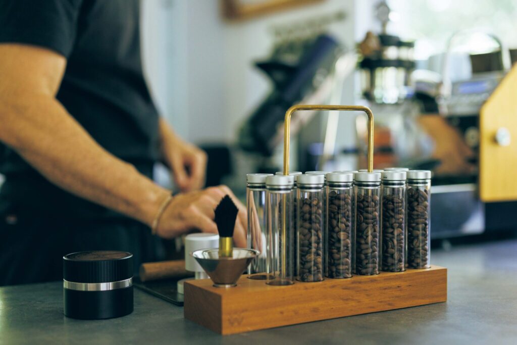 どこまでもクリーンな一杯を追い求めて。デザインエンジニア、ダグラス・ウェバーさんのコーヒーの楽しみ方。 | 〈Weber Workshops〉のビーンズセラー
豆の保存用に開発。キャップに独自のバルブ機構を備え、豆から出る炭酸ガスを外に排出。一方、外部からの酸素はシャットアウト。写真のガラス製ほかプラスチック製も。 どこまでもクリーンな一杯を追い求めて。デザインエンジニア、ダグラス・ウェバーさんのコーヒーの楽しみ方。 | 〈Weber Workshops〉のビーンズセラー
豆の保存用に開発。キャップに独自のバルブ機構を備え、豆から出る炭酸ガスを外に排出。一方、外部からの酸素はシャットアウト。写真のガラス製ほかプラスチック製も。