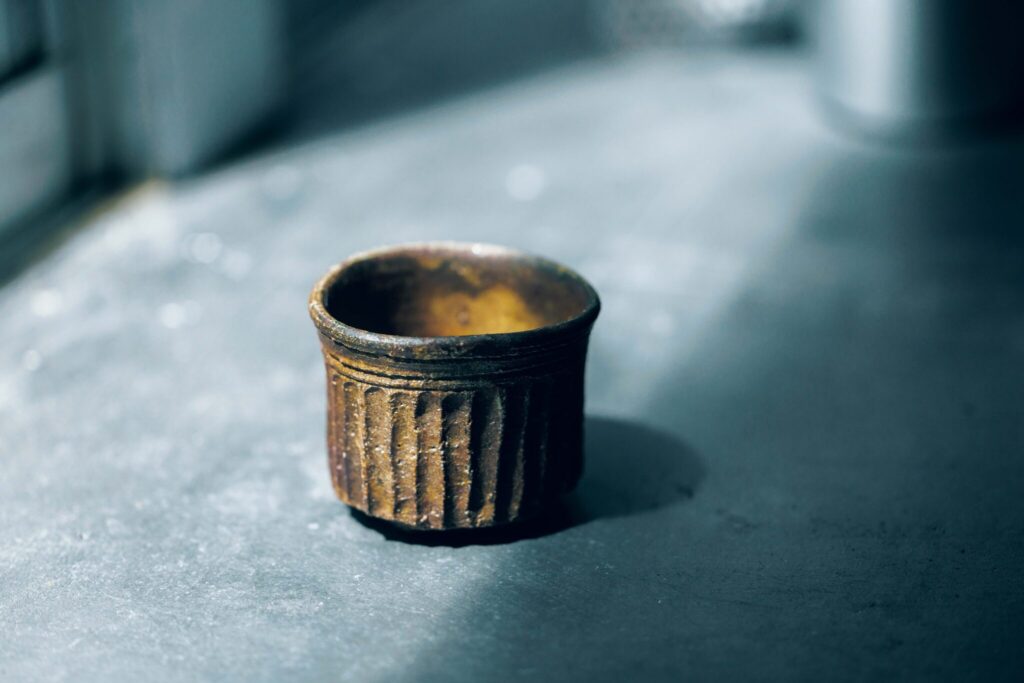 どこまでもクリーンな一杯を追い求めて。デザインエンジニア、ダグラス・ウェバーさんのコーヒーの楽しみ方。 | 〈高麗窯〉のカップ
糸島市にある唐津焼の窯元。初代が手がけたカップは荒々しい雰囲気が気に入っている。ダグラスさんはかつて九州大学に留学経験があり、その時期陶芸に傾倒していたそう。 どこまでもクリーンな一杯を追い求めて。デザインエンジニア、ダグラス・ウェバーさんのコーヒーの楽しみ方。 | 〈高麗窯〉のカップ
糸島市にある唐津焼の窯元。初代が手がけたカップは荒々しい雰囲気が気に入っている。ダグラスさんはかつて九州大学に留学経験があり、その時期陶芸に傾倒していたそう。