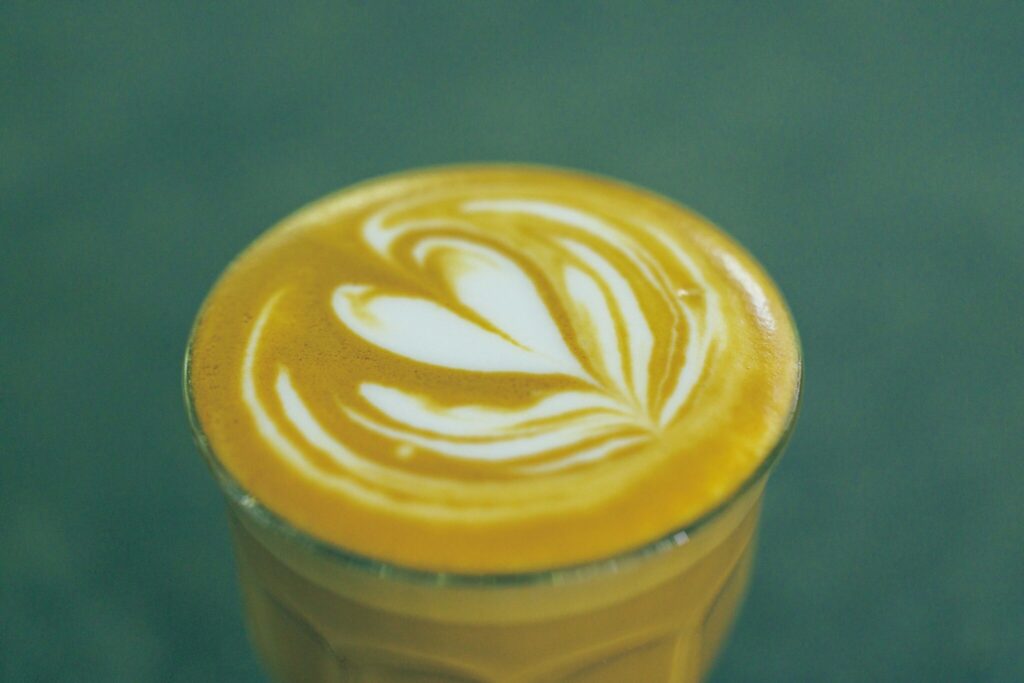 どこまでもクリーンな一杯を追い求めて。デザインエンジニア、ダグラス・ウェバーさんのコーヒーの楽しみ方。 | エスプレッソとミルクを1対1で割ったコルタードがダグラスさんが好んで飲むミルクビバレッジ。 どこまでもクリーンな一杯を追い求めて。デザインエンジニア、ダグラス・ウェバーさんのコーヒーの楽しみ方。 | エスプレッソとミルクを1対1で割ったコルタードがダグラスさんが好んで飲むミルクビバレッジ。