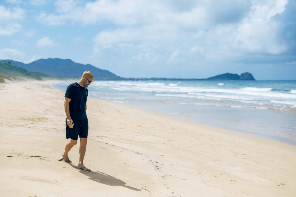 どこまでもクリーンな一杯を追い求めて。デザインエンジニア、ダグラス・ウェバーさんのコーヒーの楽しみ方。 | オフィスから森の中を歩いて2分ほどで海に。コーヒー片手に気晴らしによく訪れるという。 どこまでもクリーンな一杯を追い求めて。デザインエンジニア、ダグラス・ウェバーさんのコーヒーの楽しみ方。 | オフィスから森の中を歩いて2分ほどで海に。コーヒー片手に気晴らしによく訪れるという。