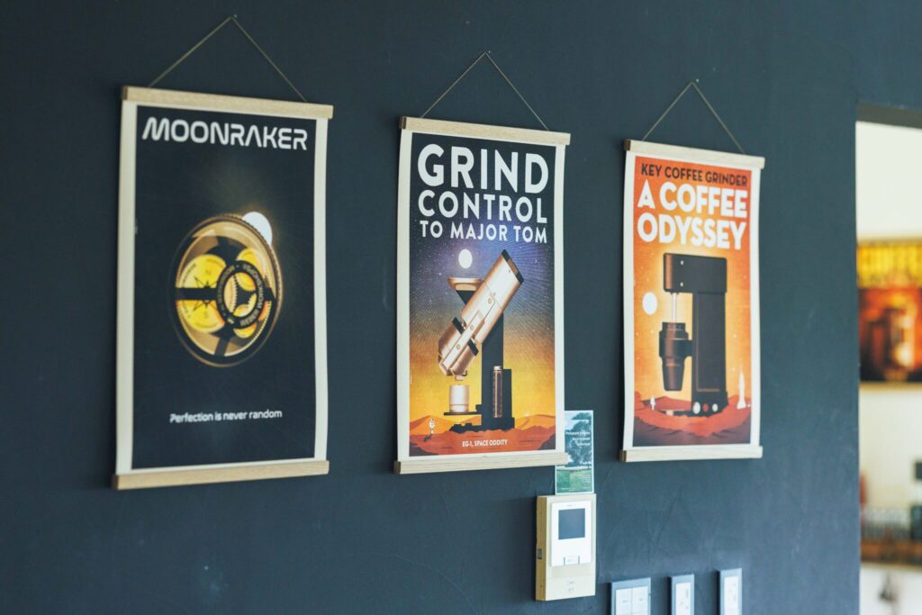 どこまでもクリーンな一杯を追い求めて。デザインエンジニア、ダグラス・ウェバーさんのコーヒーの楽しみ方。 | フランス在住のイラストレーター、Mathieu Persanが描いたグラインダー「EG-1」のイラスト。デヴィッド・ボウイの楽曲をヒントに。 どこまでもクリーンな一杯を追い求めて。デザインエンジニア、ダグラス・ウェバーさんのコーヒーの楽しみ方。 | フランス在住のイラストレーター、Mathieu Persanが描いたグラインダー「EG-1」のイラスト。デヴィッド・ボウイの楽曲をヒントに。