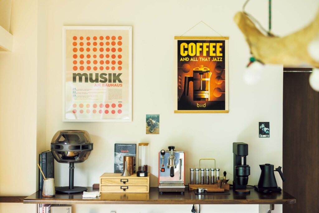 どこまでもクリーンな一杯を追い求めて。デザインエンジニア、ダグラス・ウェバーさんのコーヒーの楽しみ方。 | ダグラスさんのプライベート空間に並ぶコーヒーツール。アップル時代の元同僚が手がけた〈Syng〉のスピーカーで好きな音楽を流しながらコーヒーを楽しむ。 どこまでもクリーンな一杯を追い求めて。デザインエンジニア、ダグラス・ウェバーさんのコーヒーの楽しみ方。 | ダグラスさんのプライベート空間に並ぶコーヒーツール。アップル時代の元同僚が手がけた〈Syng〉のスピーカーで好きな音楽を流しながらコーヒーを楽しむ。