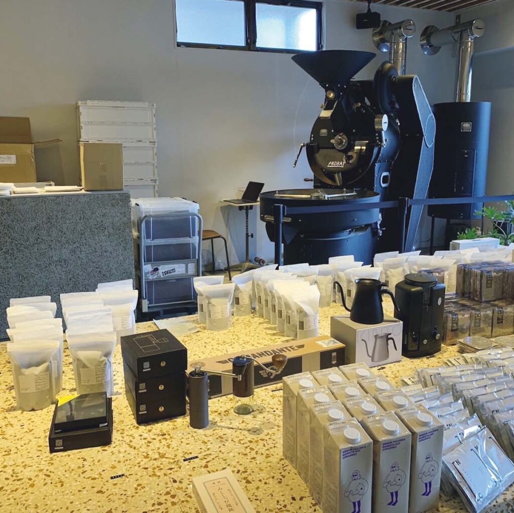 芸人・出井隼之介さんが案内する、探究と挑戦を続けるコーヒーショップ。