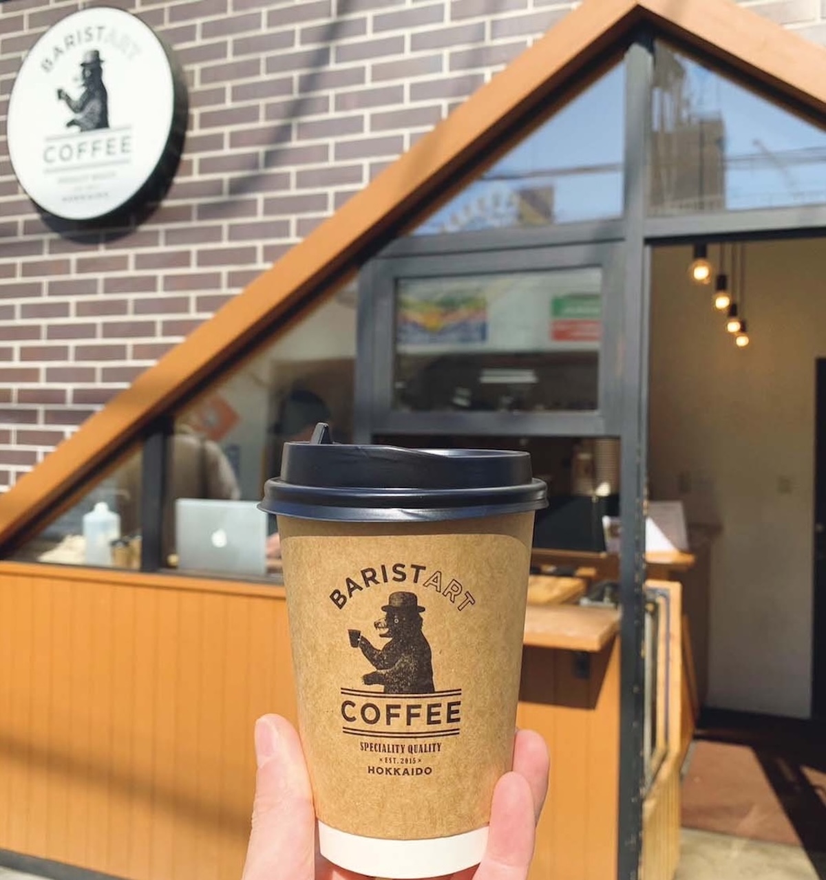 芸人・出井隼之介さんが案内する、探究と挑戦を続けるコーヒーショップ。 | BARISTART COFFEE
札幌にある自家焙煎コーヒースタンド。ラテは北海道産を含む数種類の牛乳から好きなものを選べる。「ミルクの味が際立っていて、札幌に行く際にはほぼ毎回寄っています」。ラテ￥700～。▷札幌市中央区南1条西4丁目8‒1F ☎011‒215‒1775 10:00～18:00 不定休