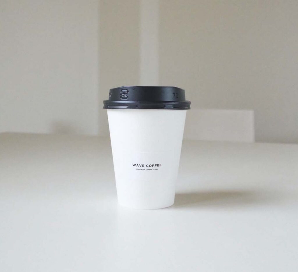 芸人・出井隼之介さんが案内する、探究と挑戦を続けるコーヒーショップ。