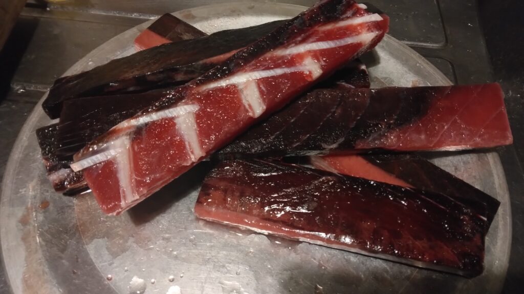 城ヶ島マグロの茜身を使った、特製エンパナーダ。写真と文:按田優子 (『按田餃子』 店主) #3 | 茜身は背と腹のあいだにある赤黒い筋肉(血合いにあたる部分)で、栄養たっぷり。 城ヶ島マグロの茜身を使った、特製エンパナーダ。写真と文:按田優子 (『按田餃子』 店主) #3