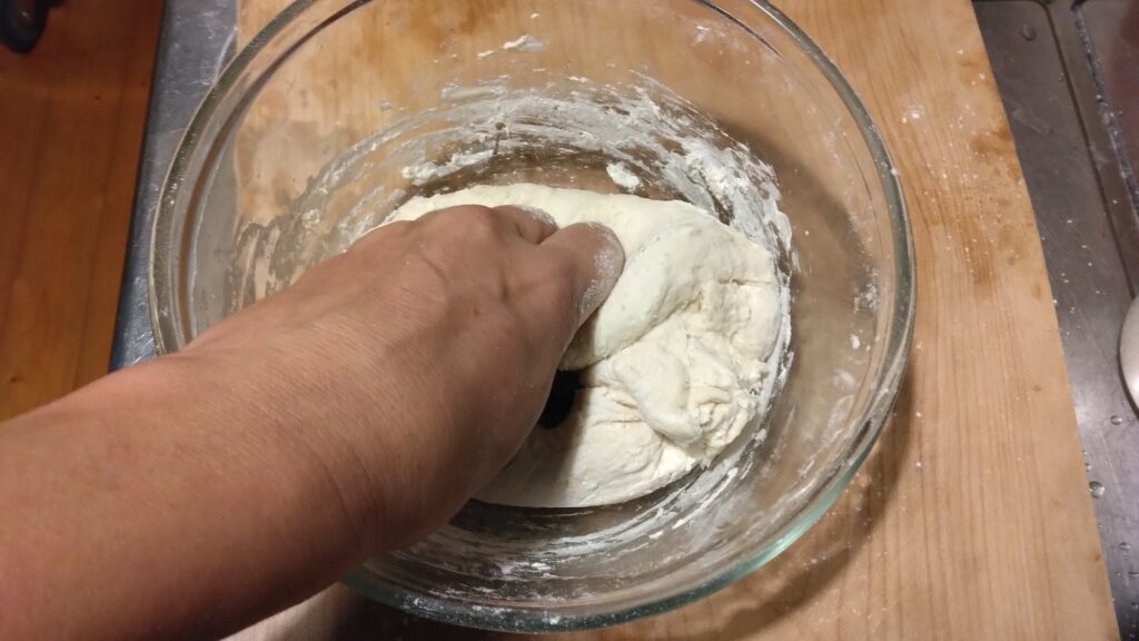 さらに薄力粉を、様子を見ながら足していき、手がベタベタしないくらいになるまで捏ねます。ペルーの中華街の肉まん、「ミンパオ」のレシピ。写真と文:按田優子 (『按田餃子』 店主) #4 | さらに薄力粉を、様子を見ながら足していき、手がベタベタしないくらいになるまで捏ねます。 さらに薄力粉を、様子を見ながら足していき、手がベタベタしないくらいになるまで捏ねます。ペルーの中華街の肉まん、「ミンパオ」のレシピ。写真と文:按田優子 (『按田餃子』 店主) #4 | さらに薄力粉を、様子を見ながら足していき、手がベタベタしないくらいになるまで捏ねます。