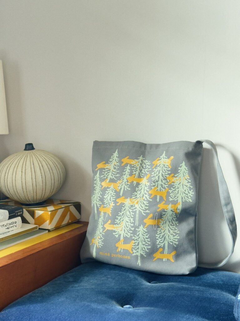 〈ミナ ペルホネン〉30周年を記念し、『&Premium』『Casa BRUTUS』による特別編集ムックが、12月23日 (火) に発売。 〈ミナ ペルホネン〉30周年を記念し、『&Premium』『Casa BRUTUS』による特別編集ムックが、12月23日 (火) に発売。