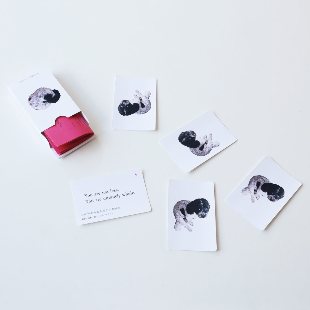 自然や心との繋がりにフォーカスするイギリス在住の作家、ラムズデール昌栄さんの出版記念を『CINQ HOME』で開催。 | ラムズデール昌栄さんが自身と向き合う時間に出合ったフィーリングを綴った「テディカード」。 自然や心との繋がりにフォーカスするイギリス在住の作家、ラムズデール昌栄さんの出版記念を『CINQ HOME』で開催。