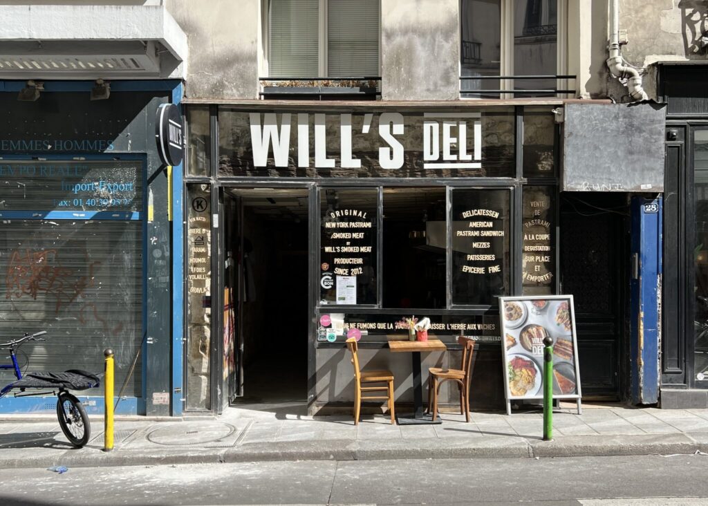 28 Rue Poissonnière 75002 11:30〜22:00 (月火〜15:30) 日休 パストラミはプラス€6で100g追加できる。店内奥にはテーブル席が20席ほどある。 川村明子