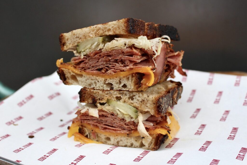 本誌で紹介したルーベンサンド。一見、ぎゅっとお肉が詰まっているようだが、口の中ではふわっと感じる。川村明子 サンドイッチ