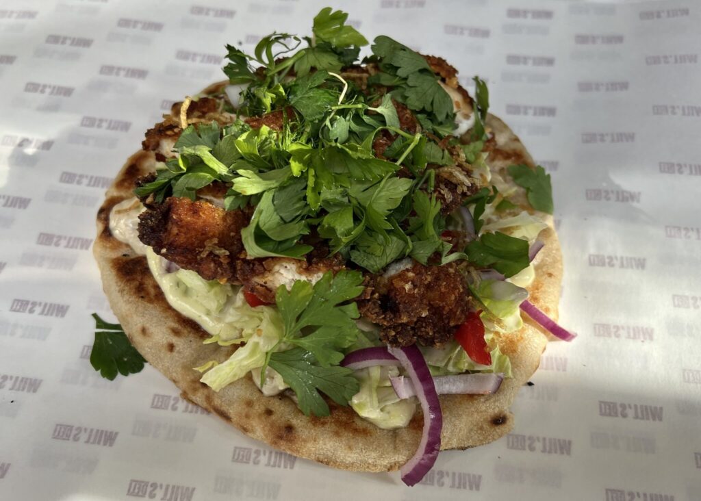 包む前のタヒニ・シーザーサンド。パセリがたっぷりなんです。ディルも入っています。川村明子 サンドイッチ