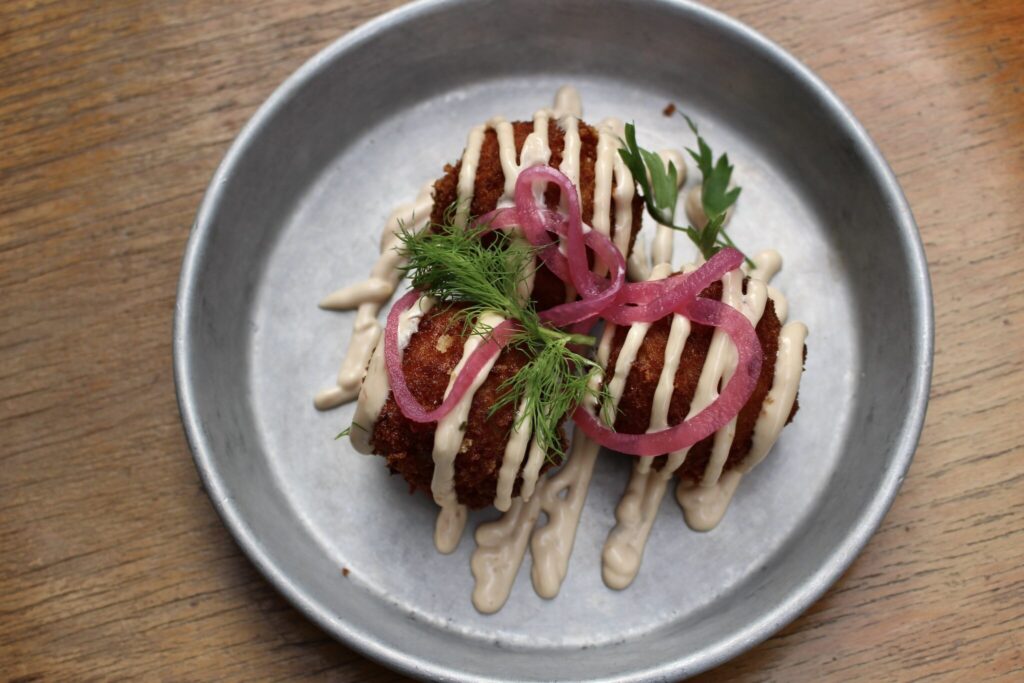 「Mac & Cheese Balls」とサイドメニューに見つけて、食べずにはいられなかった。エメンタールとモツァレラ、チェダーチーズをベシャメルソースと合わせているそう。こっくりしているも、くどさはなくて、パカパカいけちゃう。川村明子 | 「Mac & Cheese Balls」とサイドメニューに見つけて、食べずにはいられなかった。エメンタールとモッツァレラ、チェダーチーズをベシャメルソースと合わせ、マカロニと和えているそう。こっくりしているものの、くどさはなくて、パカパカいけちゃう。