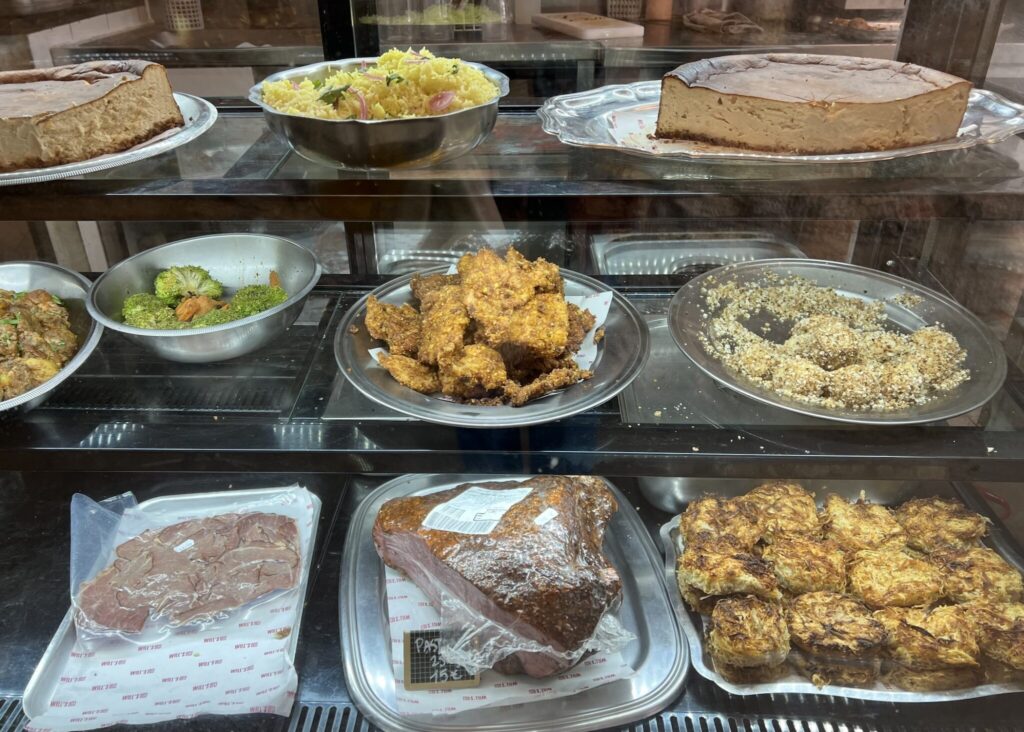 こんな感じでショーケースには揚げる前のマカロニ＆チーズボールやコールスロー、チーズケーキなどが並んでいます。川村明子 | こんな感じでショーケースには揚げる前のマカロニ＆チーズボールやコールスロー、チーズケーキなどが並んでいます。 パストラミも量り売りで販売。