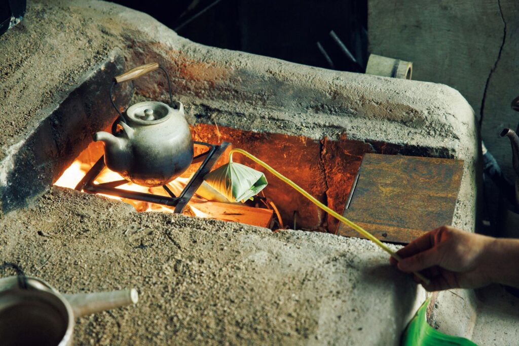 自ら作陶した道具で、"植物"を味わう。陶芸家・茶人、市川 考さんのお茶の楽しみ方。 | 工房にはオンドルの
役目も備えた火床がある。ゲストは自ら茶葉を炙ることで、茶への興味をいっそう掻き立
てられる。 自ら作陶した道具で、"植物"を味わう。陶芸家・茶人、市川 考さんのお茶の楽しみ方。 | 工房にはオンドルの
役目も備えた火床がある。ゲストは自ら茶葉を炙ることで、茶への興味をいっそう掻き立
てられる。