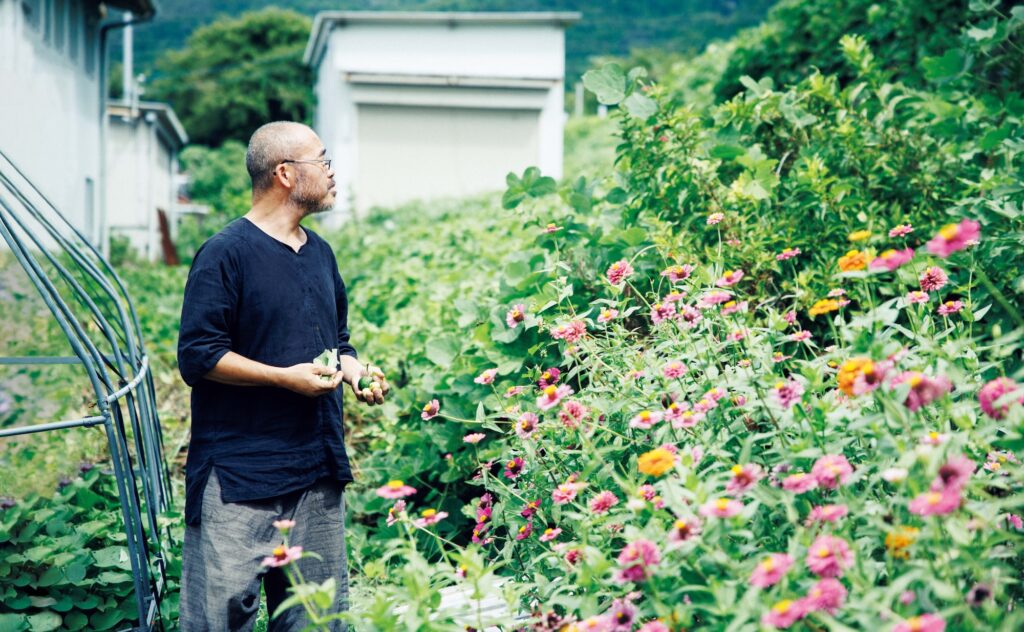 自ら作陶した道具で、"植物"を味わう。陶芸家・茶人、市川 考さんのお茶の楽しみ方。 | 季節をひと碗に凝縮する"植物のスープ"
茶葉を使わず、植物だけで作る茶外茶も市川さんが愛する茶のひとつ。晩夏のこの日は、イチジクの葉、イチゴの葉、レモングラス、青柚子、沢で摘んだカキドオシを合わせた。材料はその時々で、庭や畑で目に留まった植物や、野山で見つけた野草。 自ら作陶した道具で、"植物"を味わう。陶芸家・茶人、市川 考さんのお茶の楽しみ方。 | 季節をひと碗に凝縮する"植物のスープ"
茶葉を使わず、植物だけで作る茶外茶も市川さんが愛する茶のひとつ。晩夏のこの日は、イチジクの葉、イチゴの葉、レモングラス、青柚子、沢で摘んだカキドオシを合わせた。材料はその時々で、庭や畑で目に留まった植物や、野山で見つけた野草。
