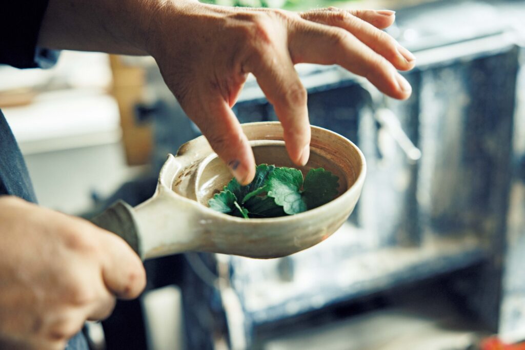 自ら作陶した道具で、"植物"を味わう。陶芸家・茶人、市川 考さんのお茶の楽しみ方。 | イチジクの葉を軽く焙じてから茶に。 自ら作陶した道具で、"植物"を味わう。陶芸家・茶人、市川 考さんのお茶の楽しみ方。 | イチジクの葉を軽く焙じてから茶に。