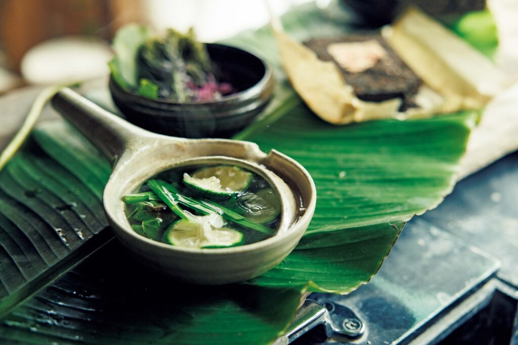 自ら作陶した道具で、"植物"を味わう。陶芸家・茶人、市川 考さんのお茶の楽しみ方。 | 口の広い煮茶器を使うことで、目でも楽しめる仕掛け。 自ら作陶した道具で、"植物"を味わう。陶芸家・茶人、市川 考さんのお茶の楽しみ方。 | 口の広い煮茶器を使うことで、目でも楽しめる仕掛け。