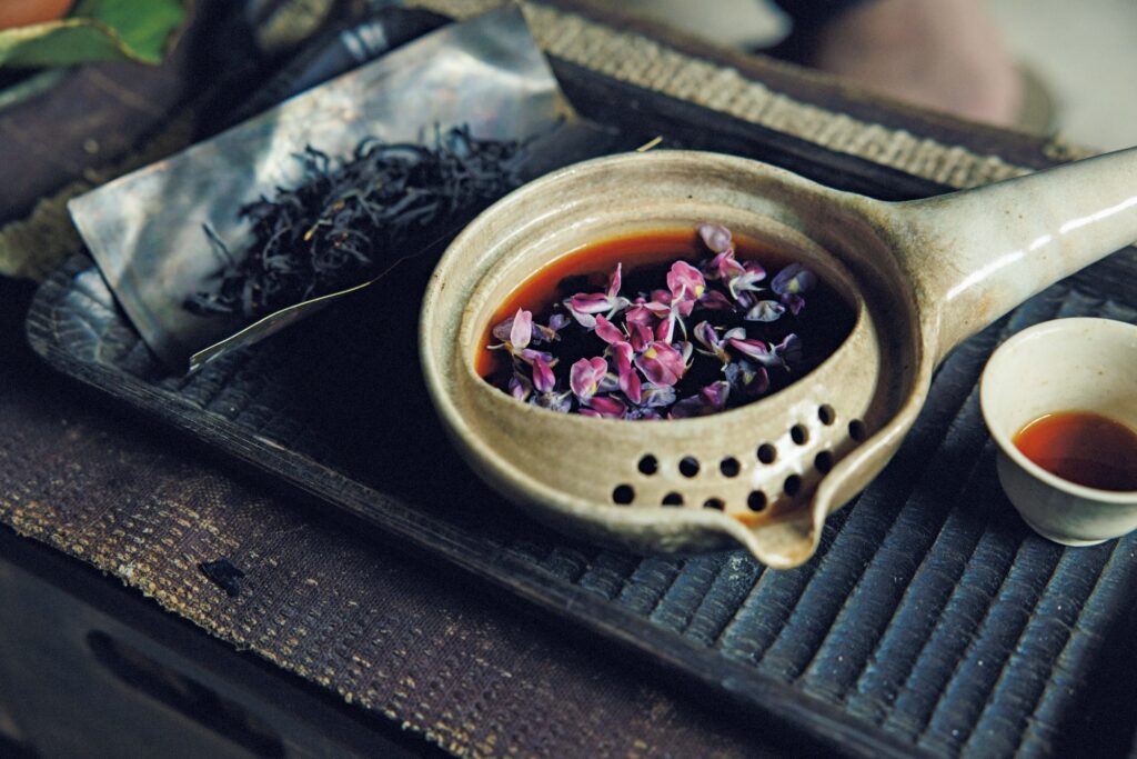 自ら作陶した道具で、"植物"を味わう。陶芸家・茶人、市川 考さんのお茶の楽しみ方。 | 煮茶器は穴をあけて茶漉しの機能も備える。学生時代は彫刻を専攻しており、金属製の茶則など、自作する道具の種類も多い。 自ら作陶した道具で、"植物"を味わう。陶芸家・茶人、市川 考さんのお茶の楽しみ方。 | 煮茶器は穴をあけて茶漉しの機能も備える。学生時代は彫刻を専攻しており、金属製の茶則など、自作する道具の種類も多い。