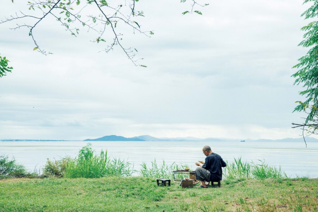 自ら作陶した道具で、"植物"を味わう。陶芸家・茶人、市川 考さんのお茶の楽しみ方。 | 市川さんが暮らす湖北は、琵琶湖の美しさもひと際。ゲストのリクエストに応えて、琵琶湖畔で茶を淹れることもしばしば。 自ら作陶した道具で、"植物"を味わう。陶芸家・茶人、市川 考さんのお茶の楽しみ方。 | 市川さんが暮らす湖北は、琵琶湖の美しさもひと際。ゲストのリクエストに応えて、琵琶湖畔で茶を淹れることもしばしば。