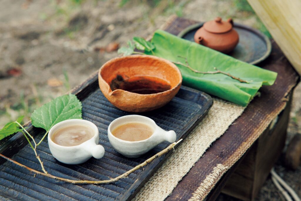 自ら作陶した道具で、"植物"を味わう。陶芸家・茶人、市川 考さんのお茶の楽しみ方。 | 四川の黒茶(藏茶)に塩を入れて煮た後、バ
ターを加えて攪拌したのがバター茶。現地では砂糖やはったい粉を入れることも。 自ら作陶した道具で、"植物"を味わう。陶芸家・茶人、市川 考さんのお茶の楽しみ方。 | 四川の黒茶(藏茶)に塩を入れて煮た後、バ
ターを加えて攪拌したのがバター茶。現地では砂糖やはったい粉を入れることも。