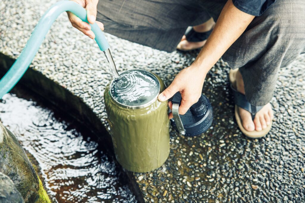 自ら作陶した道具で、"植物"を味わう。陶芸家・茶人、市川 考さんのお茶の楽しみ方。 | 茶を淹れるのに欠かせないもののひとつが伊吹山麓に湧く名水、泉神社湧水。 自ら作陶した道具で、"植物"を味わう。陶芸家・茶人、市川 考さんのお茶の楽しみ方。 | 茶を淹れるのに欠かせないもののひとつが伊吹山麓に湧く名水、泉神社湧水。