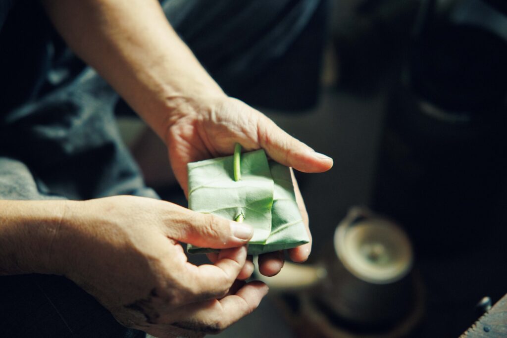 自ら作陶した道具で、"植物"を味わう。陶芸家・茶人、市川 考さんのお茶の楽しみ方。 | 蓮の葉で茶葉を包み、即席の茶入れに。 自ら作陶した道具で、"植物"を味わう。陶芸家・茶人、市川 考さんのお茶の楽しみ方。 | 蓮の葉で茶葉を包み、即席の茶入れに。