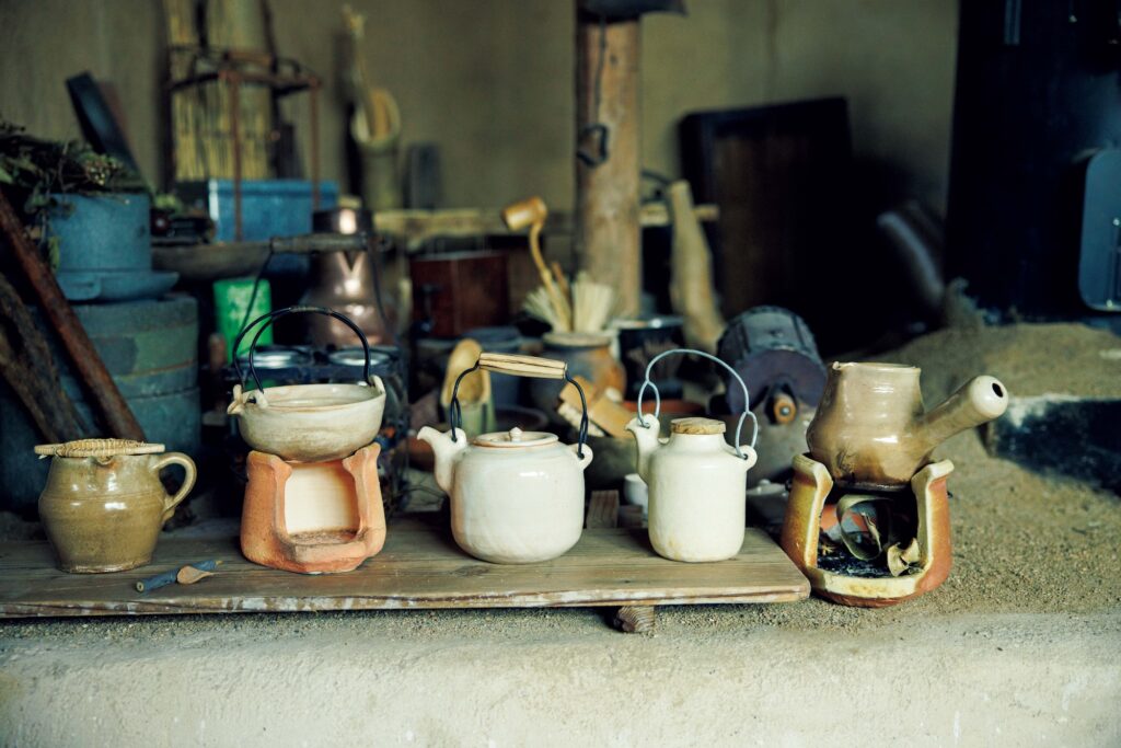 自ら作陶した道具で、"植物"を味わう。陶芸家・茶人、市川 考さんのお茶の楽しみ方。 | 自ら使うことでどんどん改良が加えられていく土瓶や煮茶器。使い込まれた様子に惹かれて、それを買い求めたいという人もいるそう。 自ら作陶した道具で、"植物"を味わう。陶芸家・茶人、市川 考さんのお茶の楽しみ方。 | 自ら使うことでどんどん改良が加えられていく土瓶や煮茶器。使い込まれた様子に惹かれて、それを買い求めたいという人もいるそう。