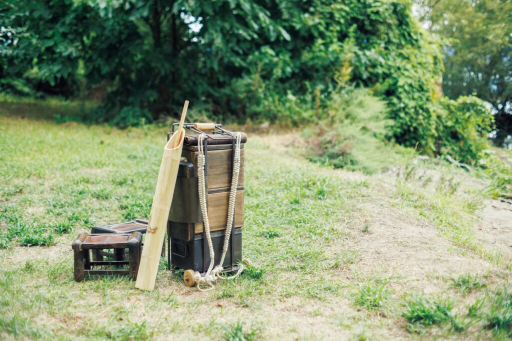 自ら作陶した道具で、"植物"を味わう。陶芸家・茶人、市川 考さんのお茶の楽しみ方。 | 茶道具一式を詰めて運ぶ道具を茶車と呼び、形もさまざまに20以上を作ってきた。これは背負子(しょいこ)タイプ。国内はもちろん海外へも出かけるという。 自ら作陶した道具で、"植物"を味わう。陶芸家・茶人、市川 考さんのお茶の楽しみ方。 | 茶道具一式を詰めて運ぶ道具を茶車と呼び、形もさまざまに20以上を作ってきた。これは背負子(しょいこ)タイプ。国内はもちろん海外へも出かけるという。