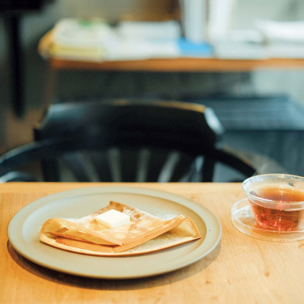 編集者、コピーライター・山村光春さんが案内する、〝ひとり喫する〞カフェ。 | ORAND/OUET
「お茶の種類が豊富で、紅茶からハーブティー、焙煎烏龍茶まで取り揃えているのがありがたい。フードではバターと砂糖だけのシンプルなクレープ(¥750)が好きです」▷東京都墨田区吾妻橋2‒11‒5 ☎なし 12:00~19:00 水木休ほか不定休 Instagram@orand_tokyo 編集者、コピーライター・山村光春さんが案内する、〝ひとり喫する〞カフェ。