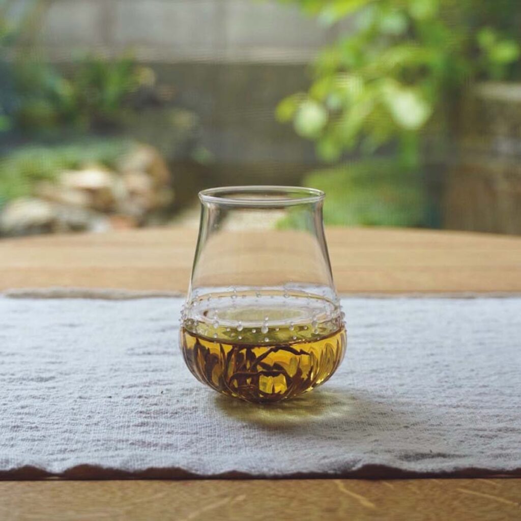 日本茶インストラクター・星野孝太さんが案内する、日本茶の魅力を再発見できるティーサロン。