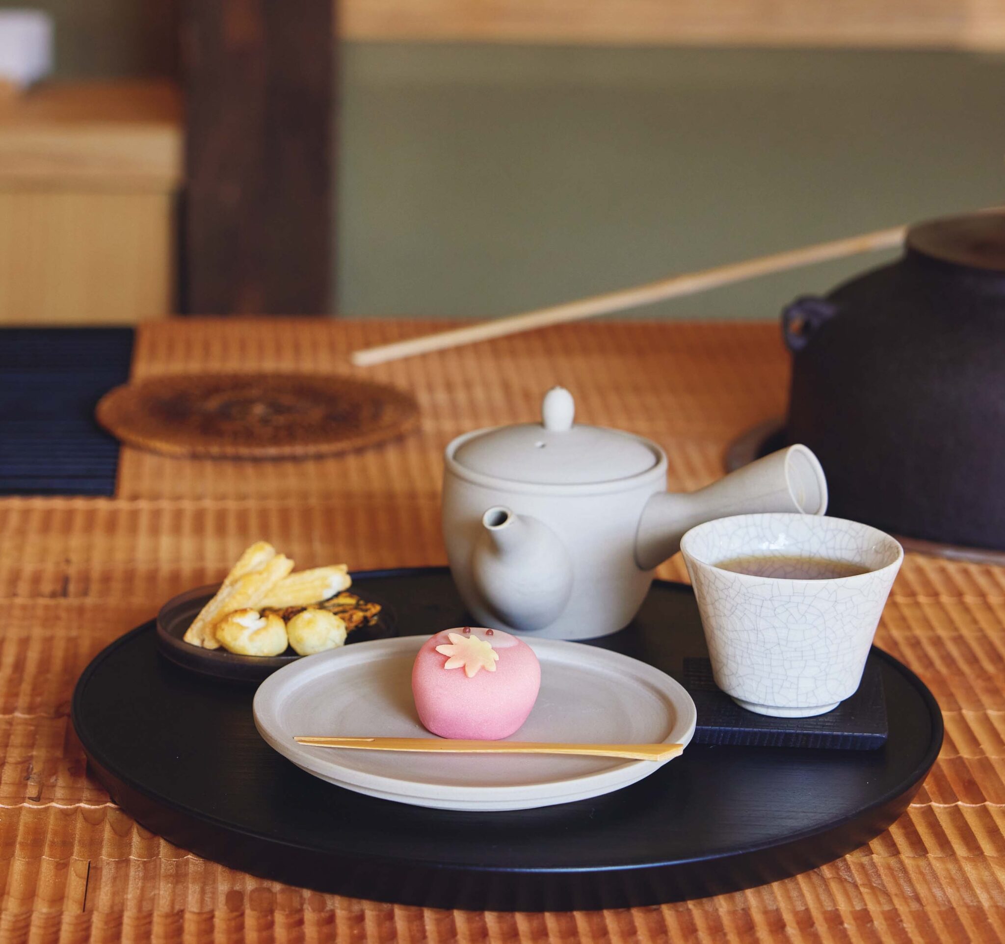 日本茶インストラクター・星野孝太さんが案内する、日本茶の魅力を再発見できるティーサロン。 | 多賀茶焙煎所
自家焙煎の日本茶と和菓子の喫茶。「目の前で焙煎して淹れるほうじ茶を飲んで感激！ 浅煎り、中煎り、深煎りと選べるのも面白く、この店でほうじ茶の奥深さに目覚めました」 。多賀一番棒茶￥1,100。▷新潟県上越市仲町3‒1‒9 ☎025‒526‒7570 10:00～16:30 火休