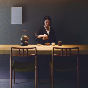 日本茶インストラクター・星野孝太さんが案内する、日本茶の魅力を再発見できるティーサロン。 | 冬夏
築100年超の日本家屋を改修したギャラリー&茶房。「敷地内に湧く地下水を使い、在来種の茶葉で淹れる茶は、まさに日本茶テロワールです」 。オーガニックティーペアリングコース¥3,900~。▷京都市上京区信富町298 ☎075‒254‒7533 11:00~18:00 火休 日本茶インストラクター・星野孝太さんが案内する、日本茶の魅力を再発見できるティーサロン。 | 冬夏
築100年超の日本家屋を改修したギャラリー&茶房。「敷地内に湧く地下水を使い、在来種の茶葉で淹れる茶は、まさに日本茶テロワールです」 。オーガニックティーペアリングコース¥3,900~。▷京都市上京区信富町298 ☎075‒254‒7533 11:00~18:00 火休