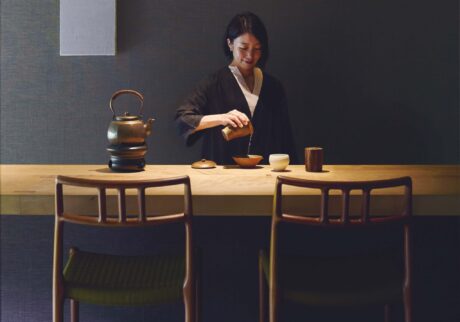 日本茶インストラクター・星野孝太さんが案内する、日本茶の魅力を再発見できるティーサロン。 | 冬夏
築100年超の日本家屋を改修したギャラリー＆茶房。「敷地内に湧く地下水を使い、在来種の茶葉で淹れる茶は、まさに日本茶テロワールです」 。オーガニックティーペアリングコース￥3,900～。▷京都市上京区信富町298 ☎075‒254‒7533 11:00～18:00 火休