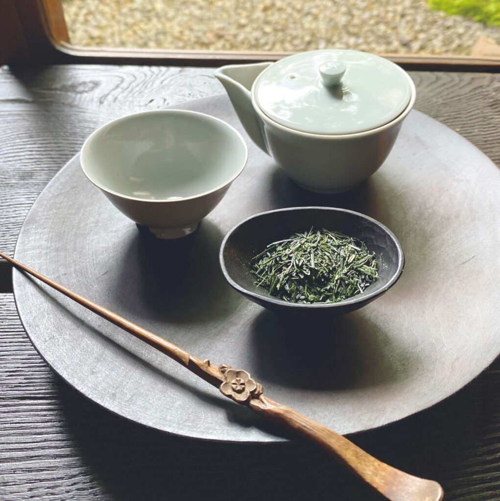 日本茶インストラクター・星野孝太さんが案内する、日本茶の魅力を再発見できるティーサロン。