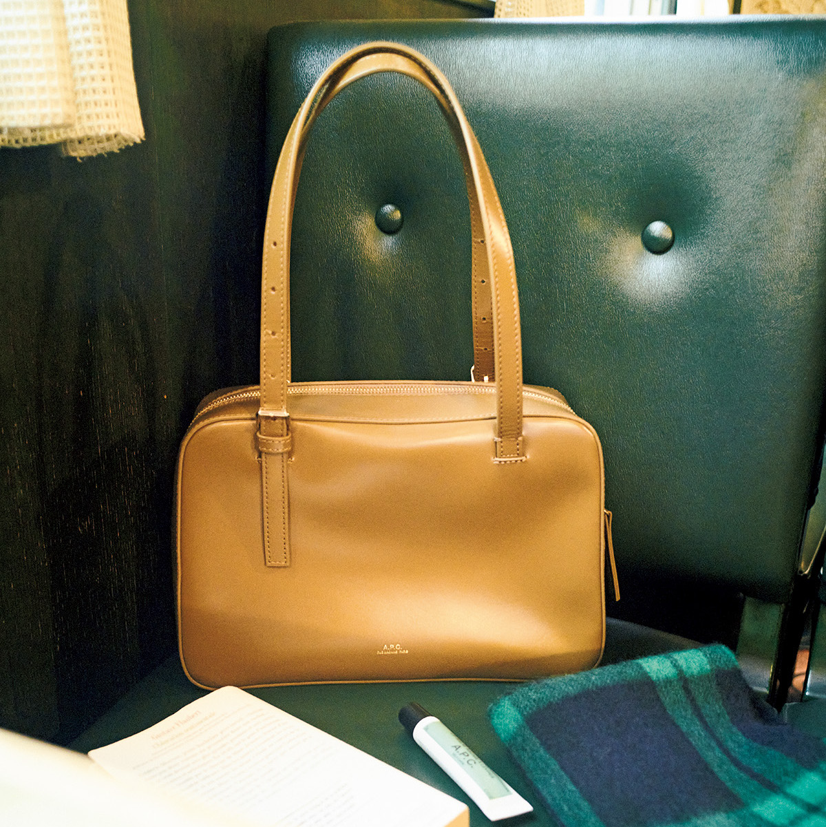 シンプルながら使い勝手がいい〈A.P.C.〉のバッグ。 | Article