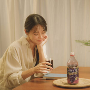果実由来の贅沢な味わいで心を満たしてくれる、「Welch’s グレープ100」と過ごす毎日。 花楓
