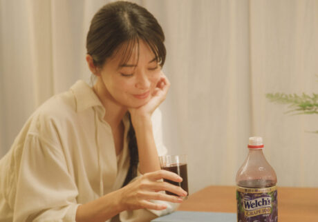 果実由来の贅沢な味わいで心を満たしてくれる、「Welch’s グレープ100」と過ごす毎日。 花楓