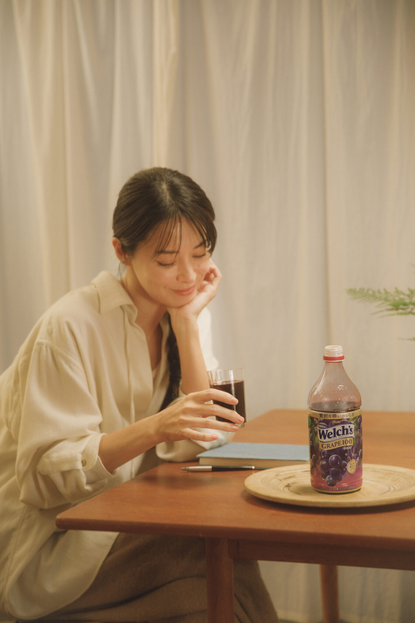 果実由来の贅沢な味わいで心を満たしてくれる、「Welch’s グレープ100」と過ごす毎日。 花楓