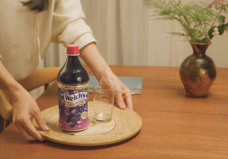みずみずしいぶどうが描かれたパッケージが印象的な「Welch’s グレープ100」。800gの大容量もうれしい。