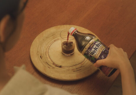 グラスに注がれた濃い色み。コンコードグレープを皮や種ごと丸ごと搾っているのでポリフェノールも豊富に含むのも特徴のひとつ。 | グラスに注がれた濃い色み。コンコードグレープを皮や種ごと丸ごと搾っているのでポリフェノールを豊富に含むのも特徴のひとつ。