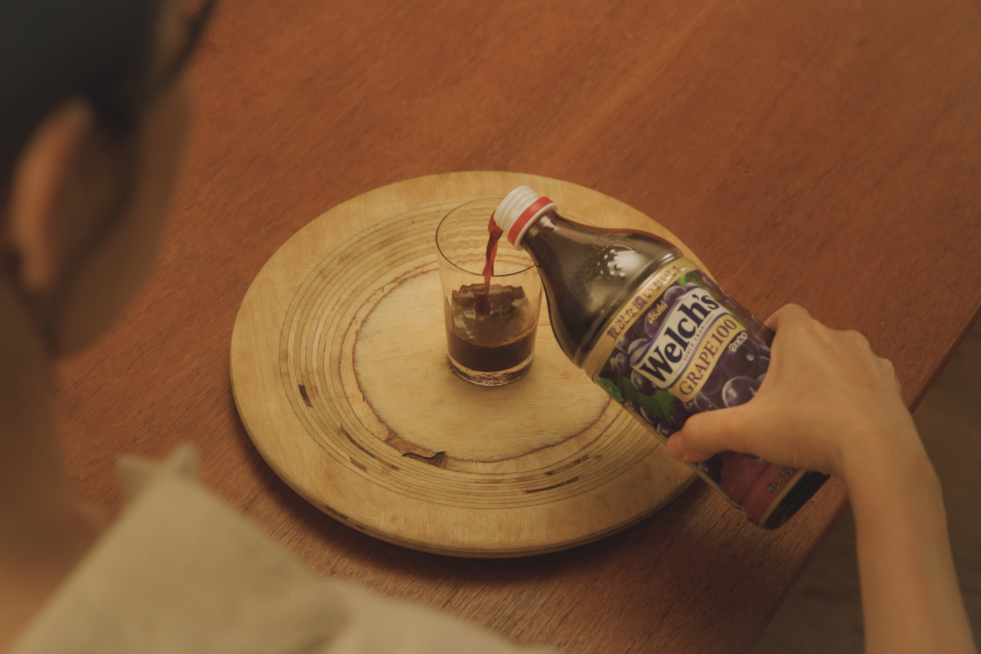 グラスに注がれた濃い色み。コンコードグレープを皮や種ごと丸ごと搾っているのでポリフェノールも豊富に含むのも特徴のひとつ。 | グラスに注がれた濃い色み。コンコードグレープを皮や種ごと丸ごと搾っているのでポリフェノールを豊富に含むのも特徴のひとつ。