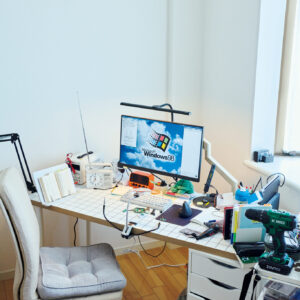 すべてが効率的で、取りやすい位置に。無駄づくり発明家・藤原麻里菜さんの心地よい仕事場。〈IKEA〉の天板と脚と引き出しを合わせ作業台に。ワゴンには電動ドリルも。PCはMacだが、モニターの壁紙はWindows 98。 | 〈IKEA〉の天板と脚と引き出しを合わせ作業台に。ワゴンには電動ドリルも。PCはMacだが、モニターの壁紙はWindows 98。 すべてが効率的で、取りやすい位置に。無駄づくり発明家・藤原麻里菜さんの心地よい仕事場。〈IKEA〉の天板と脚と引き出しを合わせ作業台に。ワゴンには電動ドリルも。PCはMacだが、モニターの壁紙はWindows 98。 | 〈IKEA〉の天板と脚と引き出しを合わせ作業台に。ワゴンには電動ドリルも。PCはMacだが、モニターの壁紙はWindows 98。