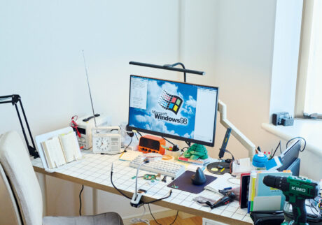 すべてが効率的で、取りやすい位置に。無駄づくり発明家・藤原麻里菜さんの心地よい仕事場。〈IKEA〉の天板と脚と引き出しを合わせ作業台に。ワゴンには電動ドリルも。PCはMacだが、モニターの壁紙はWindows 98。 | 〈IKEA〉の天板と脚と引き出しを合わせ作業台に。ワゴンには電動ドリルも。PCはMacだが、モニターの壁紙はWindows 98。 すべてが効率的で、取りやすい位置に。無駄づくり発明家・藤原麻里菜さんの心地よい仕事場。〈IKEA〉の天板と脚と引き出しを合わせ作業台に。ワゴンには電動ドリルも。PCはMacだが、モニターの壁紙はWindows 98。 | 〈IKEA〉の天板と脚と引き出しを合わせ作業台に。ワゴンには電動ドリルも。PCはMacだが、モニターの壁紙はWindows 98。