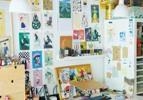 ポストカードやフライヤーが机を彩る。北欧ジャーナリスト・森百合子さんのデスク。ランプはデンマークの〈ルイスポールセン〉。座る位置に合わせてふたつ吊るすことで、自分が影にならず手元をきちんと照らすことができる。 ポストカードやフライヤーが机を彩る。北欧ジャーナリスト・森百合子さんのデスク。ランプはデンマークの〈ルイスポールセン〉。座る位置に合わせてふたつ吊るすことで、自分が影にならず手元をきちんと照らすことができる。