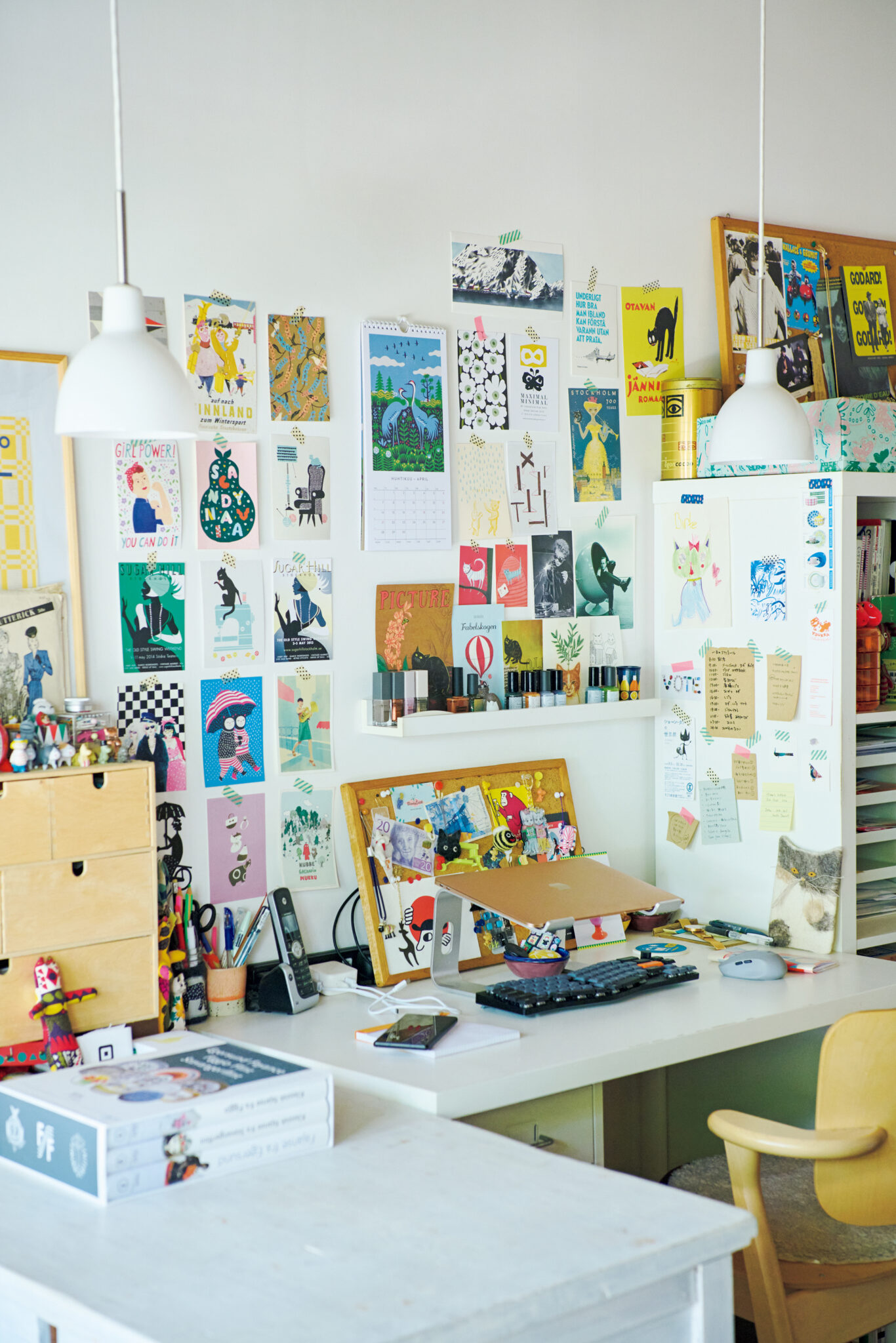 ポストカードやフライヤーが机を彩る。北欧ジャーナリスト・森百合子さんのデスク。ランプはデンマークの〈ルイスポールセン〉。座る位置に合わせてふたつ吊るすことで、自分が影にならず手元をきちんと照らすことができる。 ポストカードやフライヤーが机を彩る。北欧ジャーナリスト・森百合子さんのデスク。ランプはデンマークの〈ルイスポールセン〉。座る位置に合わせてふたつ吊るすことで、自分が影にならず手元をきちんと照らすことができる。