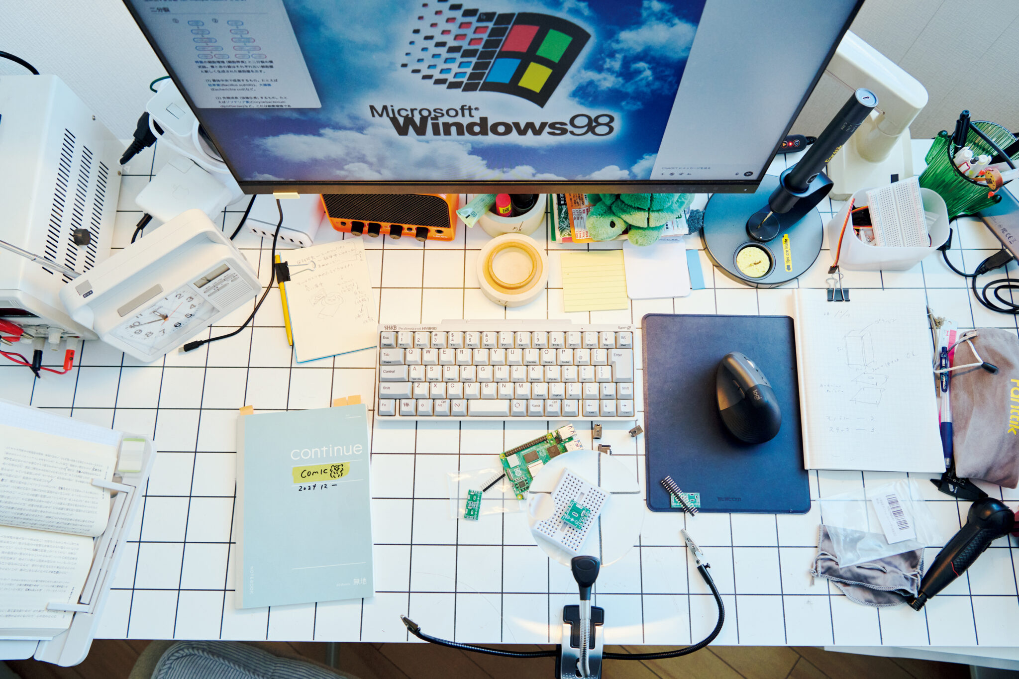 すべてが効率的で、取りやすい位置に。無駄づくり発明家・藤原麻里菜さんの心地よい仕事場。 すべてが効率的で、取りやすい位置に。無駄づくり発明家・藤原麻里菜さんの心地よい仕事場。