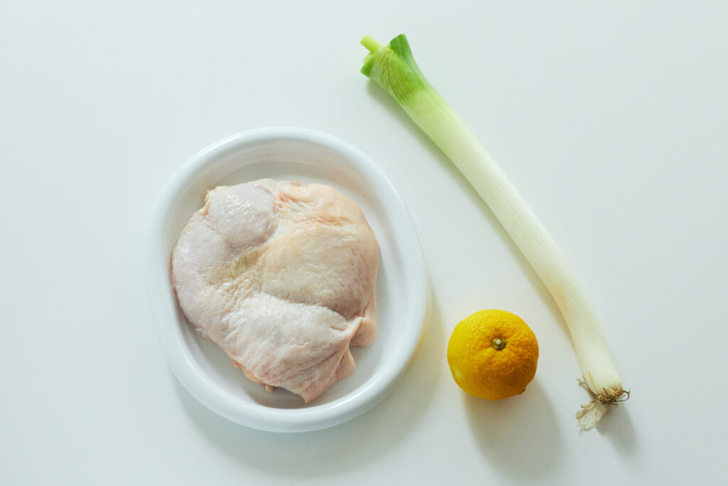 ph2_おべんと屋さん〈75foods〉吉森なな子のレシピ帖 #1 | 今回のメイン食材は鶏もも肉、ネギ、柚子。柑橘はかぼすやレモンなど、手近にあるもので代用してOK。 ph2_おべんと屋さん〈75foods〉吉森なな子のレシピ帖 #1