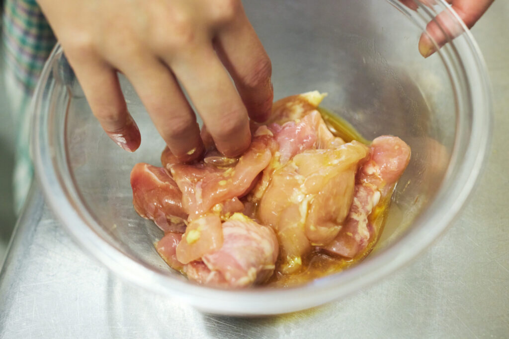 ph3_おべんと屋さん〈75foods〉吉森なな子のレシピ帖 #1 | 個人的な好みで鶏肉の皮は外したが、そのままでも。お弁当に入れる場合は皮を外しておくとベチャベチャしないのでおすすめ。 ph3_おべんと屋さん〈75foods〉吉森なな子のレシピ帖 #1 | 個人的な好みで鶏肉の皮は外したが、そのままでも。お弁当に入れる場合は皮を外しておくとベチャベチャしないのでおすすめ。